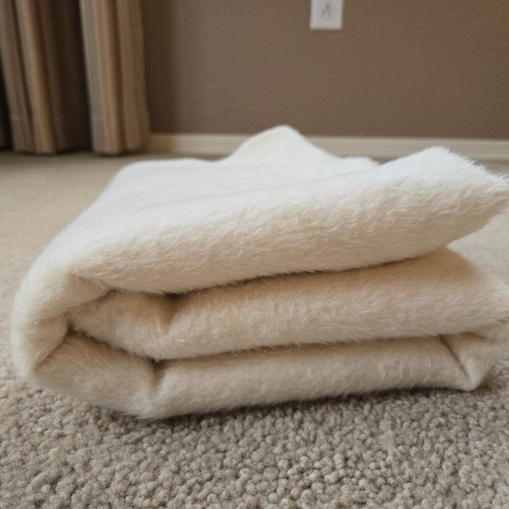 Kuna Baby Alpaca & Wool FUZZY FURRY Wrap - Picture 13 of 15